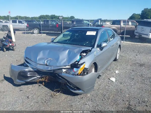 4T1B11HK2JU073054 2018 TOYOTA CAMRY - Image 2