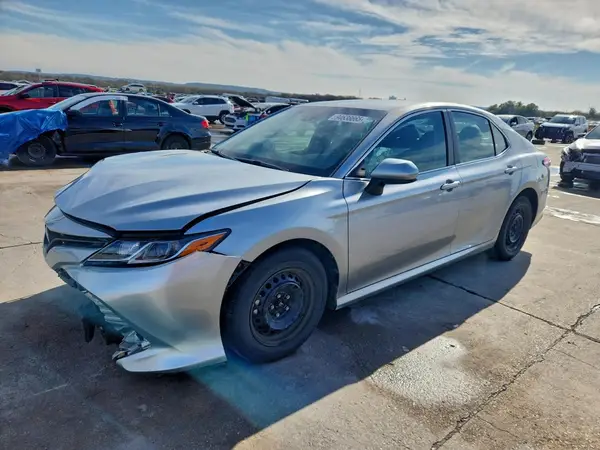 4T1B11HK2JU075029 2018 TOYOTA CAMRY - Image 1