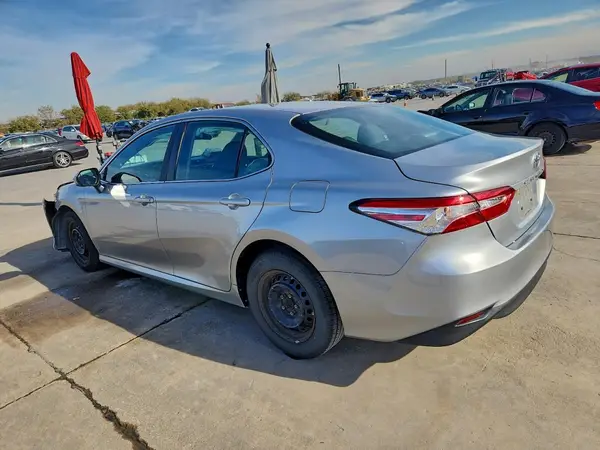4T1B11HK2JU075029 2018 TOYOTA CAMRY - Image 2