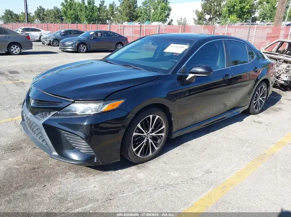 4T1B11HK2JU075158 2018 TOYOTA CAMRY - Image 2