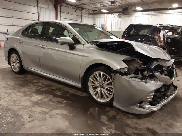 4T1B11HK2JU075676 2018 TOYOTA CAMRY - Image 1