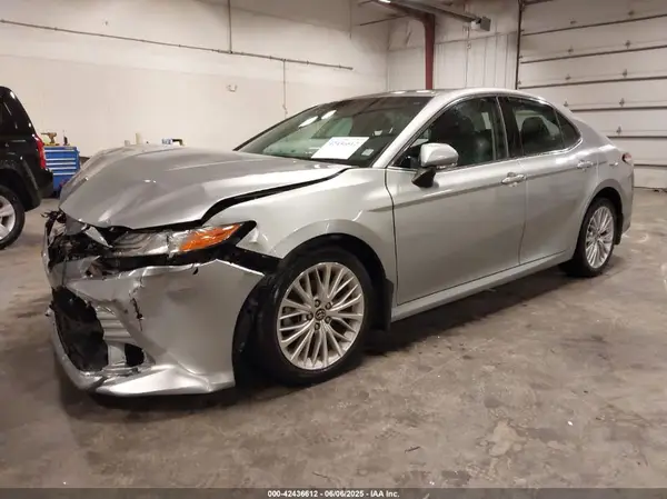 4T1B11HK2JU075676 2018 TOYOTA CAMRY - Image 2