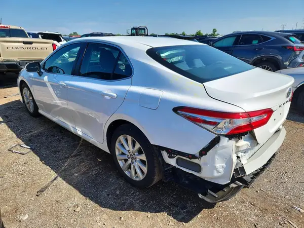 4T1B11HK2JU076035 2018 TOYOTA CAMRY - Image 2