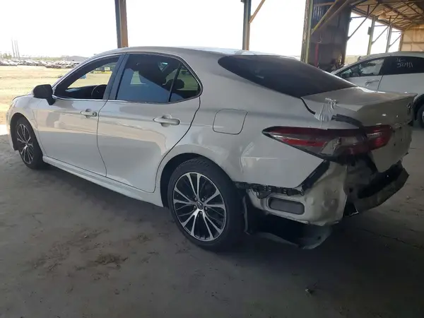 4T1B11HK2JU076102 2018 TOYOTA CAMRY - Image 2