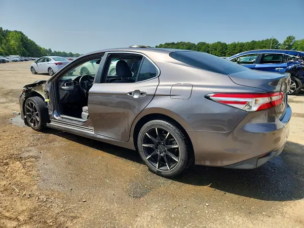 4T1B11HK2JU077315 2018 TOYOTA CAMRY - Image 2