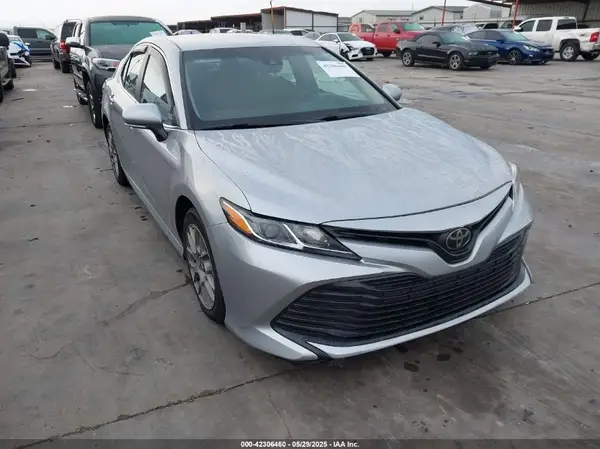 4T1B11HK2JU077332 2018 TOYOTA CAMRY - Image 1
