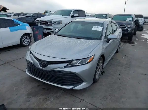 4T1B11HK2JU077332 2018 TOYOTA CAMRY - Image 2