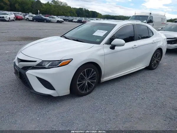 4T1B11HK2JU077685 2018 TOYOTA CAMRY - Image 2