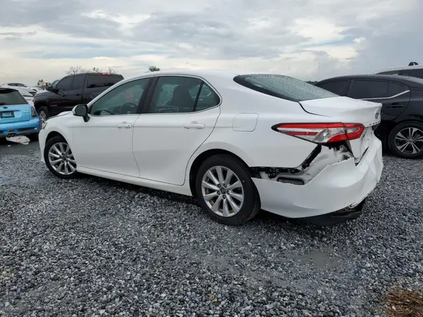 4T1B11HK2JU077900 2018 TOYOTA CAMRY - Image 2