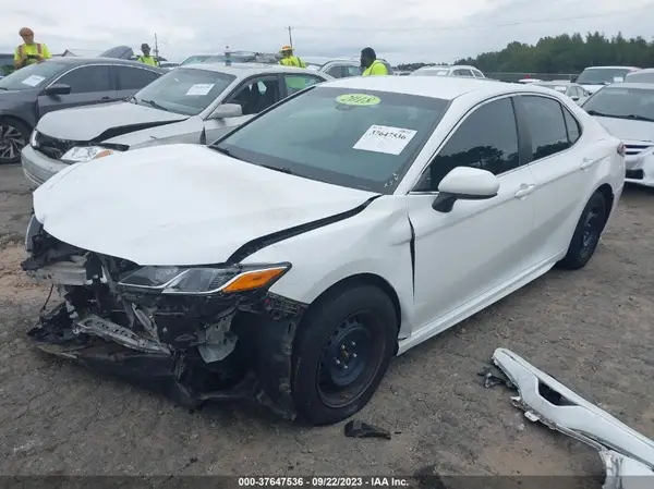4T1B11HK2JU078092 2018 TOYOTA CAMRY - Image 2