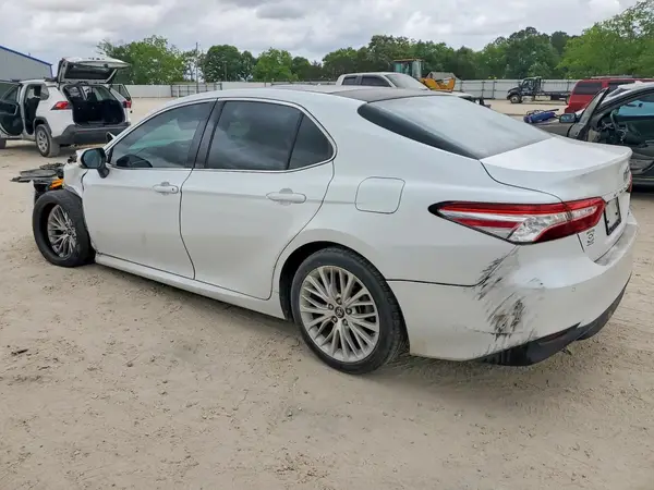 4T1B11HK2JU078593 2018 TOYOTA CAMRY - Image 2