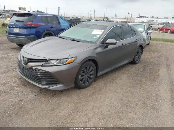 4T1B11HK2JU080098 2018 TOYOTA CAMRY - Image 2