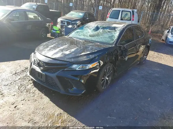 4T1B11HK2JU080232 2018 TOYOTA CAMRY - Image 2