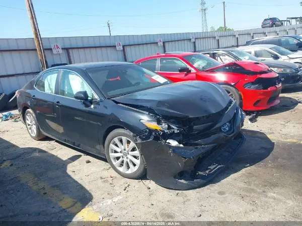 4T1B11HK2JU081624 2018 TOYOTA CAMRY - Image 1