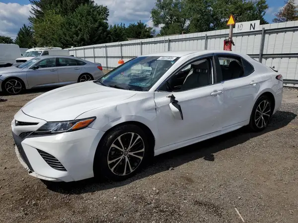 4T1B11HK2JU082143 2018 TOYOTA CAMRY - Image 1