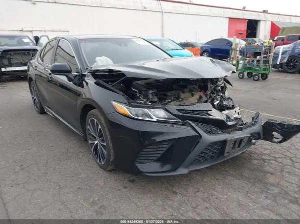4T1B11HK2JU082319 2018 TOYOTA CAMRY - Image 1