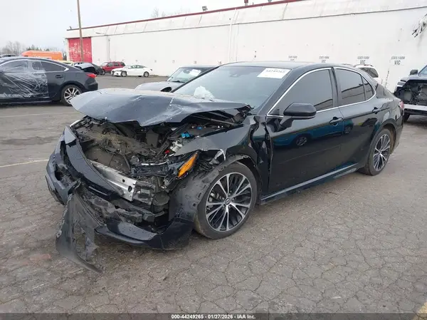 4T1B11HK2JU082319 2018 TOYOTA CAMRY - Image 2