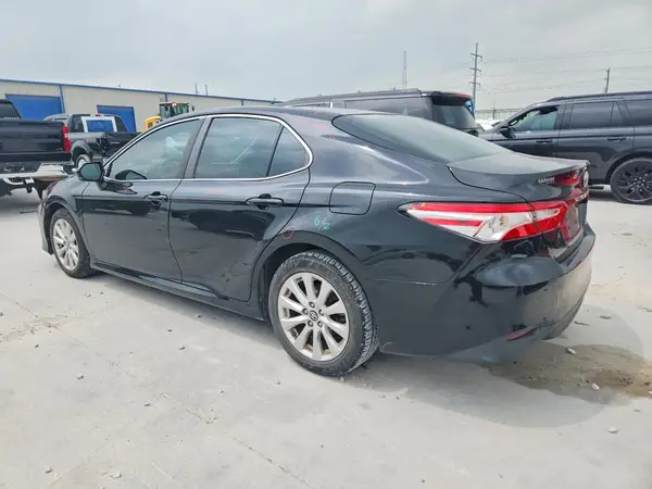4T1B11HK2JU082806 2018 TOYOTA CAMRY - Image 2