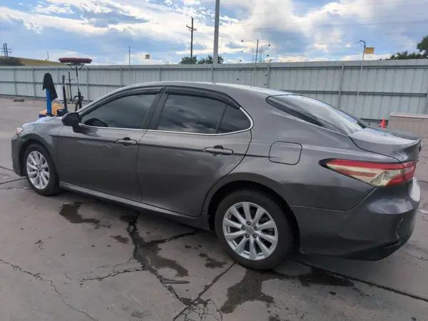 4T1B11HK2JU084622 2018 TOYOTA CAMRY - Image 2
