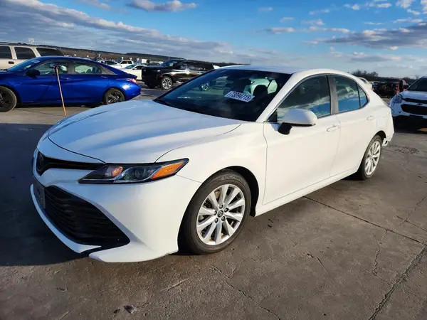 4T1B11HK2JU084815 2018 TOYOTA CAMRY - Image 1