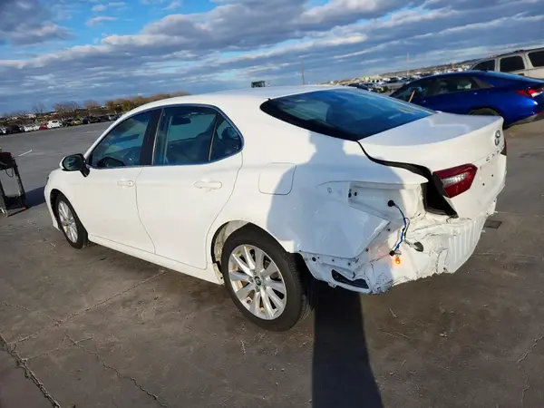 4T1B11HK2JU084815 2018 TOYOTA CAMRY - Image 2