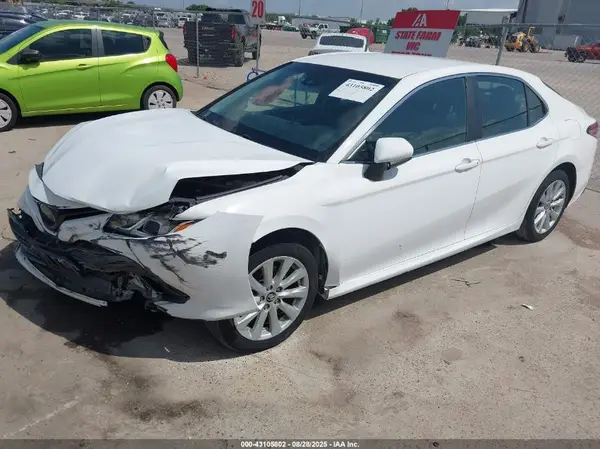 4T1B11HK2JU085804 2018 TOYOTA CAMRY - Image 2