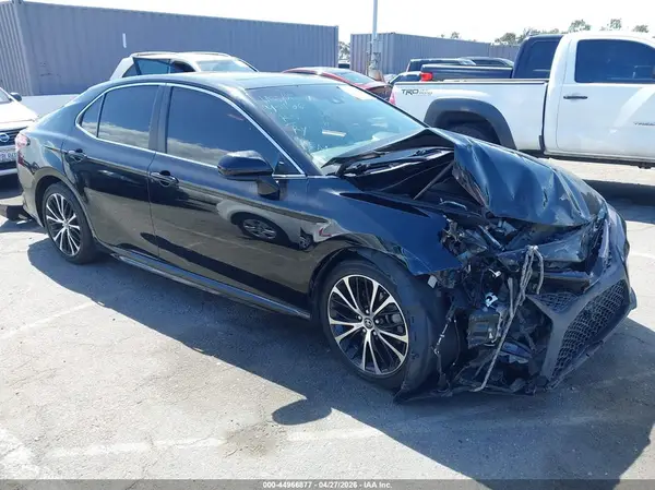 4T1B11HK2JU090114 2018 TOYOTA CAMRY - Image 1