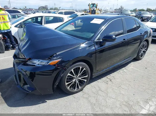 4T1B11HK2JU090114 2018 TOYOTA CAMRY - Image 2