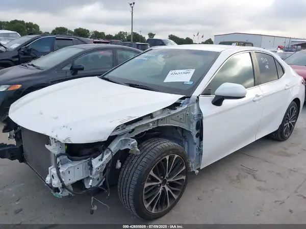 4T1B11HK2JU090307 2018 TOYOTA CAMRY - Image 2