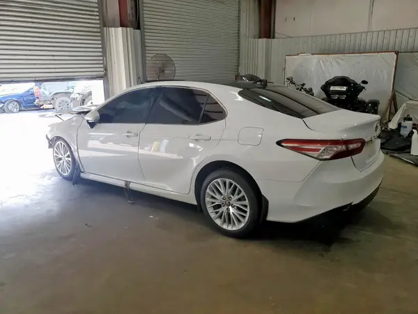 4T1B11HK2JU090579 2018 TOYOTA CAMRY - Image 2