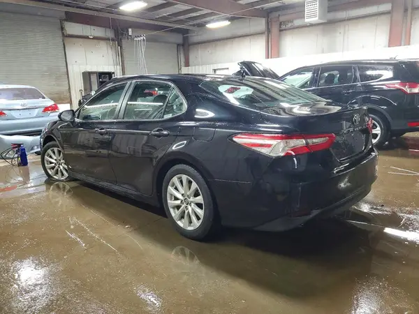 4T1B11HK2JU091022 2018 TOYOTA CAMRY - Image 2