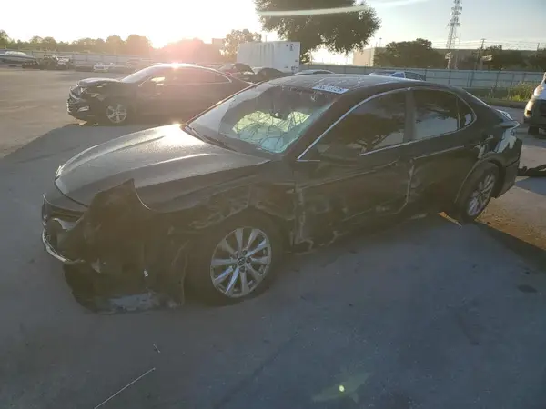 4T1B11HK2JU091344 2018 TOYOTA CAMRY - Image 1