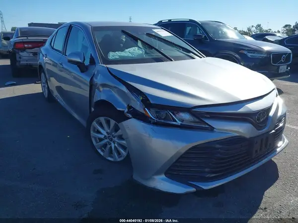 4T1B11HK2JU091764 2018 TOYOTA CAMRY - Image 1