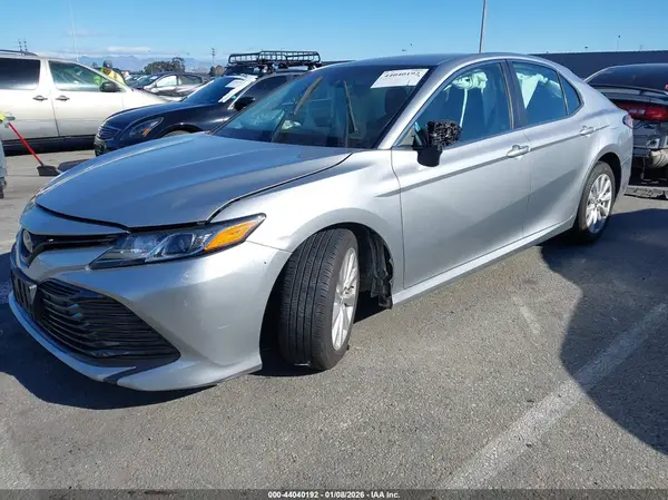 4T1B11HK2JU091764 2018 TOYOTA CAMRY - Image 2