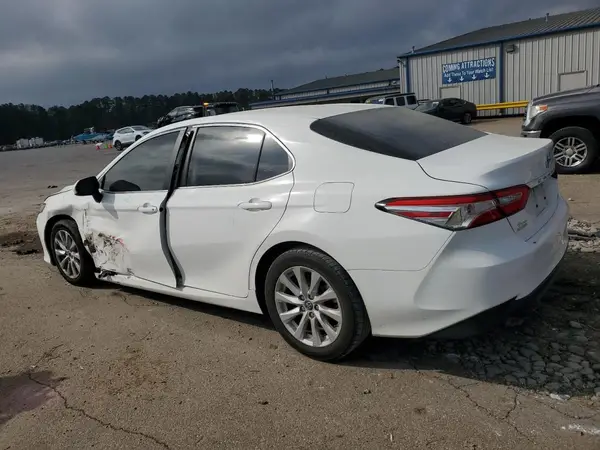 4T1B11HK2JU093143 2018 TOYOTA CAMRY - Image 2