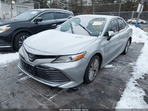 4T1B11HK2JU095779 2018 TOYOTA CAMRY - Image 2
