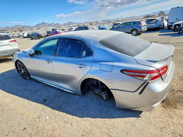 4T1B11HK2JU095975 2018 TOYOTA CAMRY - Image 2