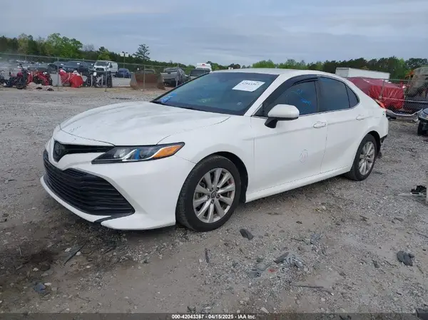 4T1B11HK2JU096477 2018 TOYOTA CAMRY - Image 2