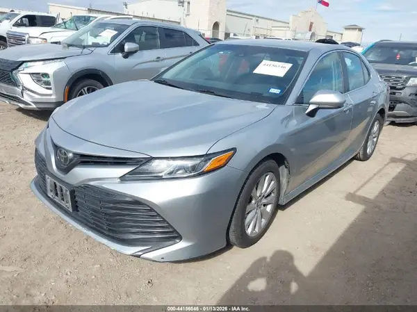 4T1B11HK2JU096740 2018 TOYOTA CAMRY - Image 2