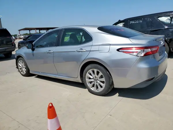 4T1B11HK2JU097936 2018 TOYOTA CAMRY - Image 2