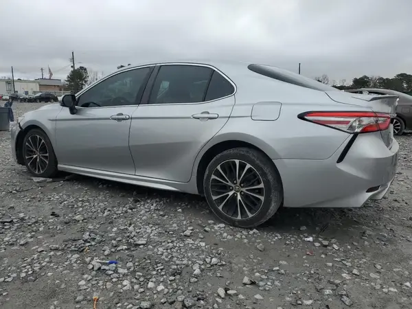 4T1B11HK2JU098214 2018 TOYOTA CAMRY - Image 2