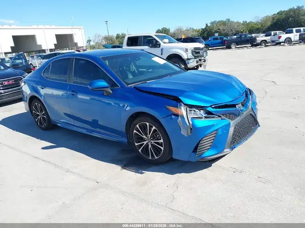 4T1B11HK2JU098343 2018 TOYOTA CAMRY - Image 1