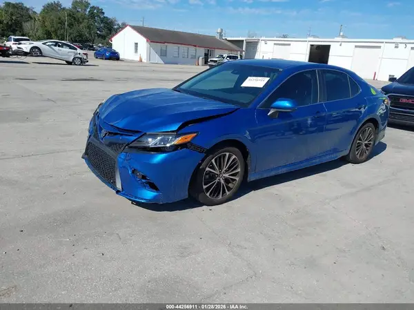 4T1B11HK2JU098343 2018 TOYOTA CAMRY - Image 2