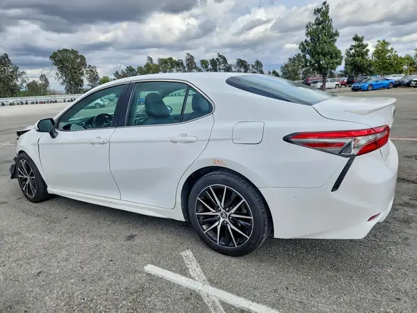 4T1B11HK2JU098679 2018 TOYOTA CAMRY - Image 2