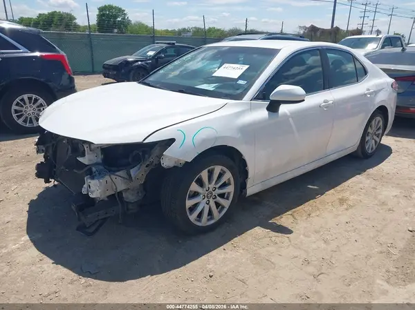 4T1B11HK2JU098729 2018 TOYOTA CAMRY - Image 2