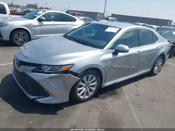 4T1B11HK2JU099833 2018 TOYOTA CAMRY - Image 2