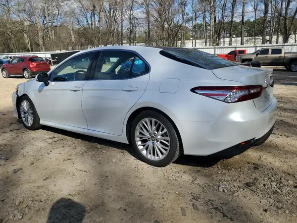 4T1B11HK2JU100169 2018 TOYOTA CAMRY - Image 2