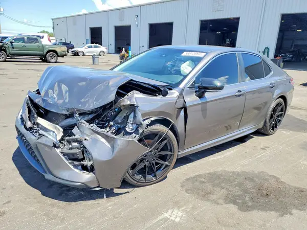 4T1B11HK2JU100396 2018 TOYOTA CAMRY - Image 1