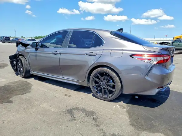 4T1B11HK2JU100396 2018 TOYOTA CAMRY - Image 2