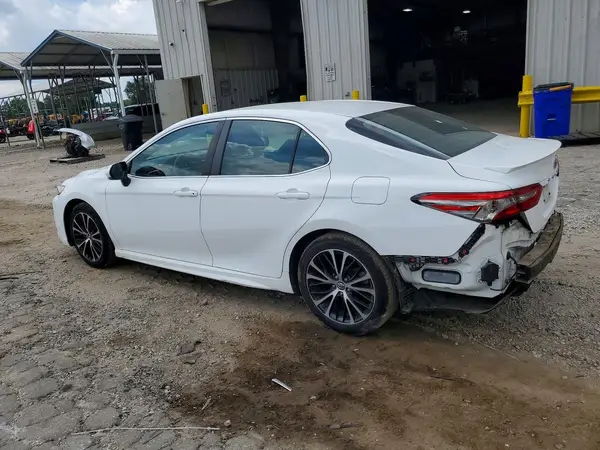 4T1B11HK2JU104402 2018 TOYOTA CAMRY - Image 2